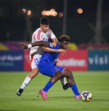 Fussball, Junioren U 17 WM 2025 Doha Katar Vorrunde 05.11.2025 Gruppe K Frankreich - Chile Christ Batola (re, Frankreich) gegen Jaime Poblete (li, Chile)