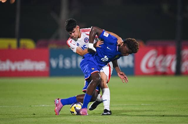 Fussball, Junioren U 17 WM 2025 Doha Katar Vorrunde 05.11.2025 Gruppe K Frankreich - Chile Christ Batola (re, Frankreich) gegen Jaime Poblete (li, Chile)
