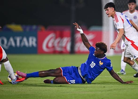 Fussball, Junioren U 17 WM 2025 Doha Katar Vorrunde 05.11.2025 Gruppe K Frankreich - Chile Christ Batola (Boden, Frankreich) und Jaime Poblete (re, Chile)