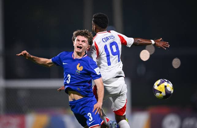 Fussball, Junioren U 17 WM 2025 Doha Katar Vorrunde 05.11.2025 Gruppe K Frankreich - Chile Lucas Batbedat (li, Frankreich) gegen Jhon Cortes (re, Chile)