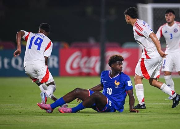 Fussball, Junioren U 17 WM 2025 Doha Katar Vorrunde 05.11.2025 Gruppe K Frankreich - Chile Christ Batola (Mitte, Frankreich) enttaeuscht, Jaime Poblete (re, Chile)