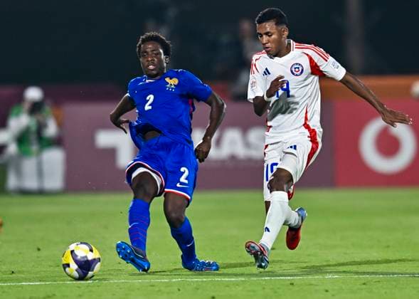 France v Chile : Group J - FIFA U-17 World Cup Qatar 2025 Isyak Mohamed (L) of France and Jhon Cortes of Chile in action during the FIFA U-17 World Cup Qatar 2025 Group K match between France and Chile in Doha, Qatar, on November 5, 2025. DOHA Qatar Copyright: xNOUSHADx