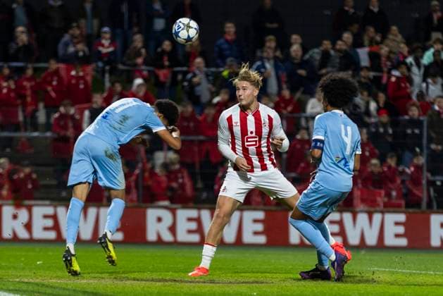 UEFA Youth-League: 1. FC Köln - Racing FC Union Luxemburg; 05.11.2025 Fynn Schenten (1. FC Köln U19, 9) erzielt das Tor zur 1:0 Führung. UEFA Youth-League, Rückspiel des Meisterwegs Runde 2, 1. FC Köln - Racing FC Union Luxemburg, am 05.11.2025, Franz-Kremer-Stadion, Köln Copyright: xBEAUTIFULxSPORTS Meuselx