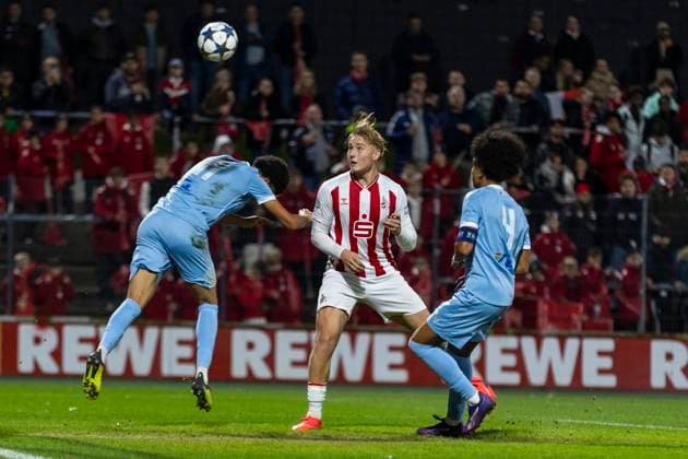 UEFA Youth-League: 1. FC Köln - Racing FC Union Luxemburg; 05.11.2025 Fynn Schenten (1. FC Köln U19, 9) erzielt das Tor zur 1:0 Führung. UEFA Youth-League, Rückspiel des Meisterwegs Runde 2, 1. FC Köln - Racing FC Union Luxemburg, am 05.11.2025, Franz-Kremer-Stadion, Köln Copyright: xBEAUTIFULxSPORTS Meuselx