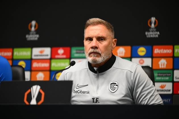 SC Braga v KRC Genk - UEFA Europa League Media Activities 05 11 2025 BRAGA, PORTUGAL - NOVEMBER 05 : Fink Thorsten head coach of KRC Genk and Smets Matte defender of KRC Genk talking to the press during a press conference, PK, Pressekonferenz ahead of the UEFA Europa League 2025 26 League Phase MD4 match between SC Braga and KRC Genk on November 5, 2025 in Braga, Portugal, 05 11 2025 Braga Portugal  Copyright: xVincentxKalutx