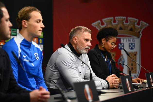 SC Braga v KRC Genk - UEFA Europa League Media Activities 05 11 2025 BRAGA, PORTUGAL - NOVEMBER 05 : Fink Thorsten head coach of KRC Genk and Smets Matte defender of KRC Genk talking to the press during a press conference, PK, Pressekonferenz ahead of the UEFA Europa League 2025 26 League Phase MD4 match between SC Braga and KRC Genk on November 5, 2025 in Braga, Portugal, 05 11 2025 Braga Portugal  Copyright: xVincentxKalutx