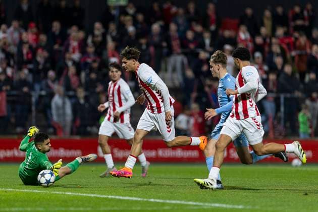 UEFA Youth-League: 1. FC Köln - Racing FC Union Luxemburg; 05.11.2025 Alessandro Puzzo (1. FC Köln U19, 11) erzielt das Tor zur 2:1 Führung. UEFA Youth-League, Rückspiel des Meisterwegs Runde 2, 1. FC Köln - Racing FC Union Luxemburg, am 05.11.2025, Franz-Kremer-Stadion, Köln Copyright: xBEAUTIFULxSPORTS Meuselx