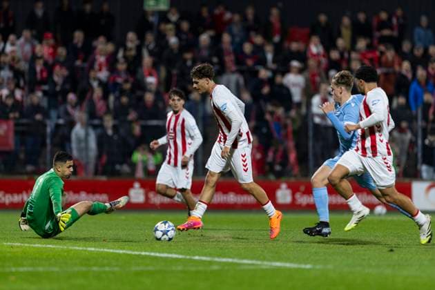 UEFA Youth-League: 1. FC Köln - Racing FC Union Luxemburg; 05.11.2025 Alessandro Puzzo (1. FC Köln U19, 11) erzielt das Tor zur 2:1 Führung. UEFA Youth-League, Rückspiel des Meisterwegs Runde 2, 1. FC Köln - Racing FC Union Luxemburg, am 05.11.2025, Franz-Kremer-Stadion, Köln Copyright: xBEAUTIFULxSPORTS Meuselx