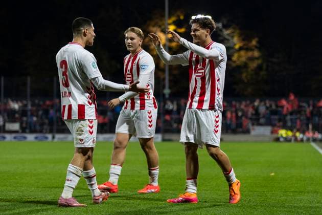 UEFA Youth-League: 1. FC Köln - Racing FC Union Luxemburg; 05.11.2025 Alessandro Puzzo (1. FC Köln U19, 11) jubelt mit San-Luca Spitali (1. FC Köln U19, 3) und Fynn Schenten (1. FC Köln U19, 9) nach seinem Tor zur 2:1 Führung. UEFA Youth-League, Rückspiel des Meisterwegs Runde 2, 1. FC Köln - Racing FC Union Luxemburg, am 05.11.2025, Franz-Kremer-Stadion, Köln Copyright: xBEAUTIFULxSPORTS Meuselx