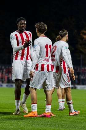 UEFA Youth-League: 1. FC Köln - Racing FC Union Luxemburg; 05.11.2025 Alessandro Puzzo (1. FC Köln U19, 11) jubelt mit Assad Kotya-Fofa (1. FC Köln U19, 4) nach seinem Tor zur 2:1 Führung. UEFA Youth-League, Rückspiel des Meisterwegs Runde 2, 1. FC Köln - Racing FC Union Luxemburg, am 05.11.2025, Franz-Kremer-Stadion, Köln Copyright: xBEAUTIFULxSPORTS Meuselx