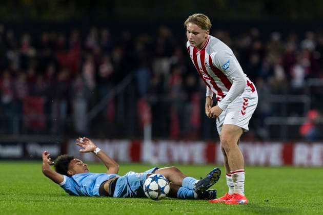 UEFA Youth-League: 1. FC Köln - Racing FC Union Luxemburg; 05.11.2025 Fynn Schenten (1. FC Köln U19, 9), Joachim Ngaleu (Racing FC Union Luxemburg U19, 8) UEFA Youth-League, Rückspiel des Meisterwegs Runde 2, 1. FC Köln - Racing FC Union Luxemburg, am 05.11.2025, Franz-Kremer-Stadion, Köln Copyright: xBEAUTIFULxSPORTS Meuselx