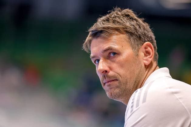 05.11.2025, Handball, Achtelfinale DHB-Pokal, Bergischer HC - TSV Hannover-Burgdorf, Unihalle Wuppertal: Cheftrainer Christian Prokop (TSV Hannover Burgdorf hc) fokussiert an der Seitenlinie Nordrhein-Westfalen Deutschland