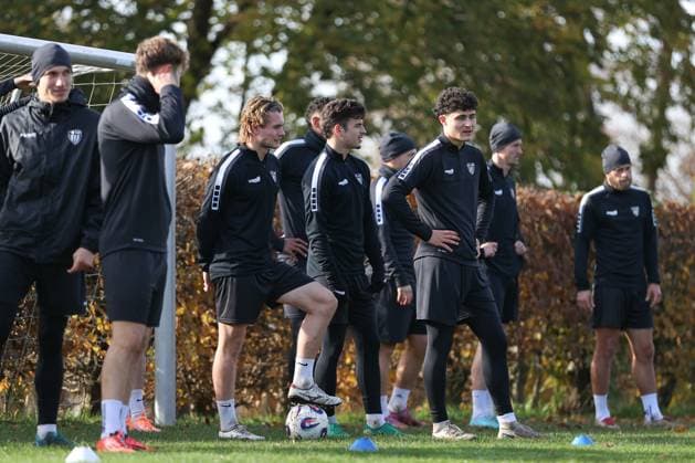 05. November 2025, Fussball, Training FC Schweinfurt 05, Dritte Liga, 3. Liga, Herren Die Spieler des FC Schweinfurt 05 beim Training Schweinfurt Trainingsplatz Sachs-Stadion Bayern Unterfranken Deutschland