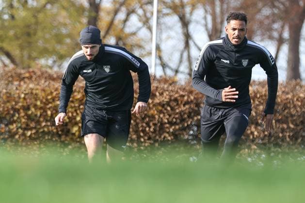 05. November 2025, Fussball, Training FC Schweinfurt 05, Dritte Liga, 3. Liga, Herren Von links: Lucas Zeller (FC Schweinfurt 05, 06) und Michael Dellinger (FC Schweinfurt 05, 10) beim Training Schweinfurt Trainingsplatz Sachs-Stadion Bayern Unterfranken Deutschland