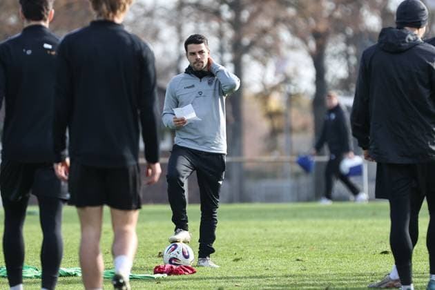 05. November 2025, Fussball, Training FC Schweinfurt 05, Dritte Liga, 3. Liga, Herren Trainer Victor Kleinhenz (FC Schweinfurt 05) gibt beim Training Anweisungen an seine Spieler Schweinfurt Trainingsplatz Sachs-Stadion Bayern Unterfranken Deutschland