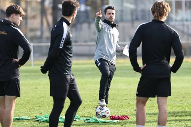 05. November 2025, Fussball, Training FC Schweinfurt 05, Dritte Liga, 3. Liga, Herren Trainer Victor Kleinhenz (FC Schweinfurt 05) gibt beim Training Anweisungen an seine Spieler Schweinfurt Trainingsplatz Sachs-Stadion Bayern Unterfranken Deutschland