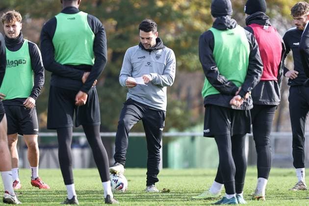 05. November 2025, Fussball, Training FC Schweinfurt 05, Dritte Liga, 3. Liga, Herren Trainer Victor Kleinhenz (FC Schweinfurt 05) gibt während des Trainings Anweisungen an seine Spieler Schweinfurt Trainingsplatz Sachs-Stadion Bayern Unterfranken Deutschland