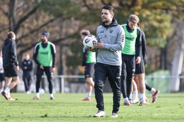 05. November 2025, Fussball, Training FC Schweinfurt 05, Dritte Liga, 3. Liga, Herren Trainer Victor Kleinhenz (FC Schweinfurt 05) während des Trainings mit Ball in der Hand, Einzelfoto Schweinfurt Trainingsplatz Sachs-Stadion Bayern Unterfranken Deutschland