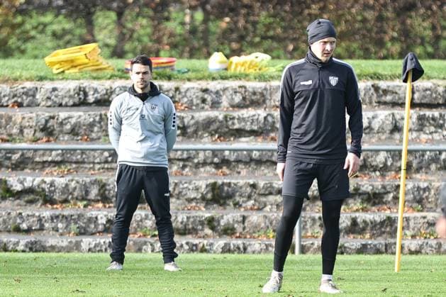 05. November 2025, Fussball, Training FC Schweinfurt 05, Dritte Liga, 3. Liga, Herren Von links: Trainer Victor Kleinhenz (FC Schweinfurt 05) beobachtet seine Spieler um Pius Krätschmer (FC Schweinfurt 05, 23) währendd es Trainings Schweinfurt Trainingsplatz Sachs-Stadion Bayern Unterfranken Deutschland