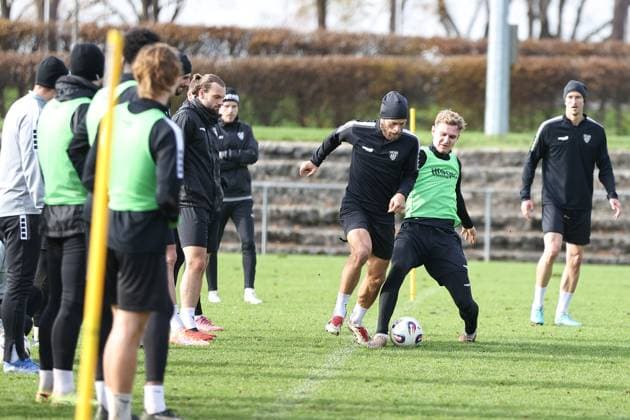 05. November 2025, Fussball, Training FC Schweinfurt 05, Dritte Liga, 3. Liga, Herren Zweikampf zwischen Kristian Böhnlein (FC Schweinfurt 05, 13) und Jakob Tranziska (FC Schweinfurt 05, 17) während des Trainings Schweinfurt Trainingsplatz Sachs-Stadion Bayern Unterfranken Deutschland