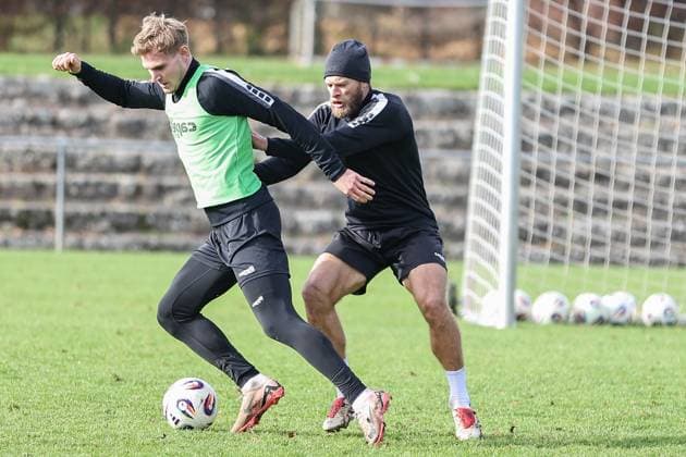 05. November 2025, Fussball, Training FC Schweinfurt 05, Dritte Liga, 3. Liga, Herren Von links: Jakob Tranziska (FC Schweinfurt 05, 17) im Duell mit Kristian Böhnlein (FC Schweinfurt 05, 13) Schweinfurt Trainingsplatz Sachs-Stadion Bayern Unterfranken Deutschland