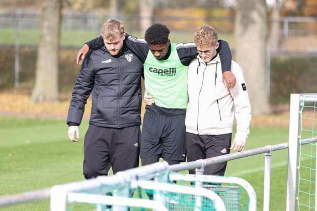 05. November 2025, Fussball, Training FC Schweinfurt 05, Dritte Liga, 3. Liga, Herren Uche Obiogumu (FC Schweinfurt 05, 27) verlässt das Feld angeschlagen, gestützt von zwei Physios Schweinfurt Trainingsplatz Sachs-Stadion Bayern Unterfranken Deutschland