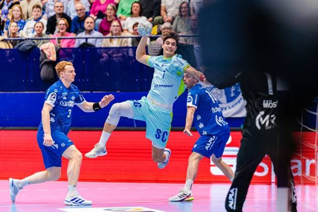 v.l. Nicolai Theilinger (TBV Lemgo Lippe, 03), Dominik Kuzmanovic (VfL Gummersbach, 01), Bobby Schagen (TBV Lemgo Lippe, 14) GER, TBV Lemgo Lippe vs. VfL Gummersbach, Handball, DHB-Pokal, 3. Spieltag, Spielzeit 2025 2026, 05.11.2025 GER, TBV Lemgo Lippe vs. VfL Gummersbach, Handball, DHB-Pokal, 3. Spieltag, Spielzeit 2025 2026, 05.11.2025 Lemgo Copyright: xEibner-Pressefoto JanxRollingerx EP_JSK