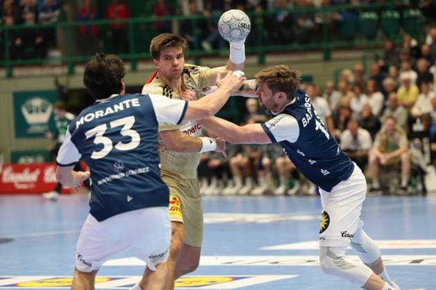 GER, 1.DHB-Pokal, Achtelfinale, bergischer HC vs. TSV Hannover-Burgdorf, 05.11.2025, Unihalle, Wuppertal, GER, 1.DHB-Pokal, Achtelfinale, bergischer HC vs. TSV Hannover-Burgdorf, , im Bild: Renars Uscins (TSV Hannover-Burgdorf 10), im Zweikampf gegen Eloy Morante Maldonado (BHC 33), Gerdas Barbarskas (BHC 14),