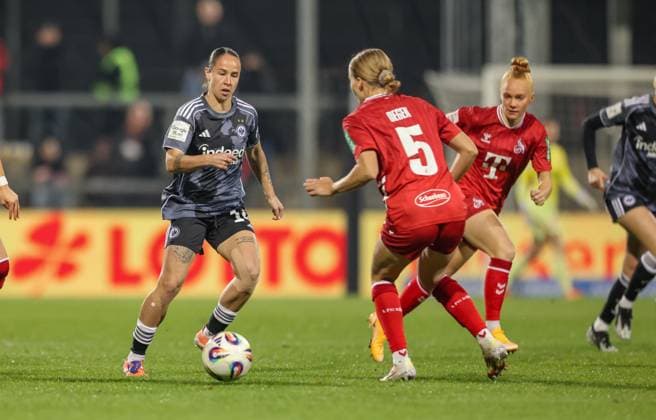 DEU, Frankfurt, Eintracht Frankfurt vs FC Köln, Google Pixel Frauen Bundesliga, DFB, Saison 2526, Stadion am Bretanobad, 9. Spieltag im Bild v.l.n.r: GÃ raldine Reuteler (Eintracht Frankfurt 14), Celina Degen (FC Köln 5) DFB DFL REGULATIONS PROHIBIT ANY USE OF PHOTOGRAPHS AS IMAGE SEQUENCES AND OR QUASI-VIDEO, 05.11.2025 Copyright: HMBxMedia HendrikxHamelau