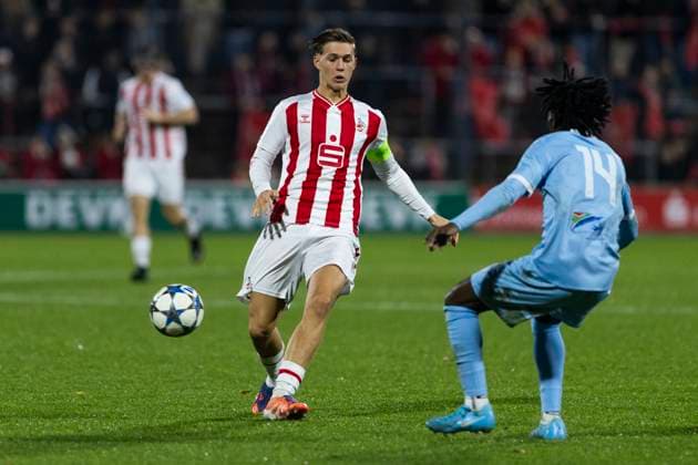 UEFA Youth-League: 1. FC Köln - Racing FC Union Luxemburg; 05.11.2025 Jonathan Friemel (1. FC Köln U19, 2), Henoc Mahi (Racing FC Union Luxemburg U19, 14). UEFA Youth-League, Rückspiel des Meisterwegs Runde 2, 1. FC Köln - Racing FC Union Luxemburg, am 05.11.2025, Franz-Kremer-Stadion, Köln Copyright: xBEAUTIFULxSPORTS Meuselx