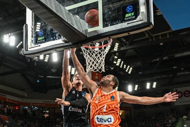 6. Spieltag BKT Euro Cup; Ratiopharm Ulm gegen London Lions, Ratiopharm Arena Ulm 07.11.2025 Joel Scott (London Lions, 1) macht den Christopher Ledlum (Ratiopharm Ulm, 4) daneben Ulm 07.11.2025 - 6. Spieltag BKT EuroCup, Ratiopharm Ulm gegen London Lions, Ratiopharm Arena Ulm Copyright: xBEAUTIFULxSPORTS Märklx