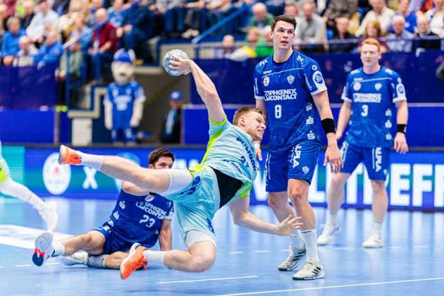 v.l. Tim Suton (TBV Lemgo Lippe, 23), Kristjan Horzen (VfL Gummersbach, 27)., Frederik Simak (TBV Lemgo Lippe, 08) GER, TBV Lemgo Lippe vs. VfL Gummersbach, Handball, DHB-Pokal, 3. Spieltag, Spielzeit 2025 2026, 05.11.2025 GER, TBV Lemgo Lippe vs. VfL Gummersbach, Handball, DHB-Pokal, 3. Spieltag, Spielzeit 2025 2026, 05.11.2025 Lemgo Copyright: xEibner-Pressefoto JanxRollingerx EP_JSK