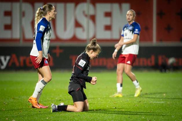 Frauen Fußball-Bundesliga; Bayer 04 Leverkusen - Hamburger SV, 05.11.2025 Torjubel bei Kristin Kögel (Bayer 04 Leverkusen, 11) nach dem 1:0; Bayer 04 Leverkusen - Hamburger SV an Spieltag 9 der Google Pixel Frauen-Bundesliga am 05.11.2025 im Ulrich-Haberland-Stadion in Leverkusen (Nordrhein-Westfalen). DFL REGULATIONS PROHIBIT ANY USE OF PHOTOGRAPHS AS IMAGE SEQUENCES AND OR QUASI-VIDEO. Copyright: xBEAUTIFULxSPORTS AxelxKohringx