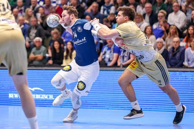 05.11.2025, Handball, Achtelfinale DHB-Pokal, Bergischer HC - TSV Hannover-Burgdorf, Unihalle Wuppertal: Gerdas Babarskas (BHC 14) wird von Renars Uscins (TSV Hannover Burgdorf 10) festgemacht Nordrhein-Westfalen Deutschland