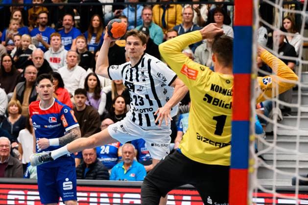 Balingen: DHB Pokal - Achtelfinale - HBW Balingen - THW Kiel Rune Dahmke (THW Kiel), Torhueter Mateusz Kornecki (HBW Balingen) Balingen Baden-Württemberg Deutschland