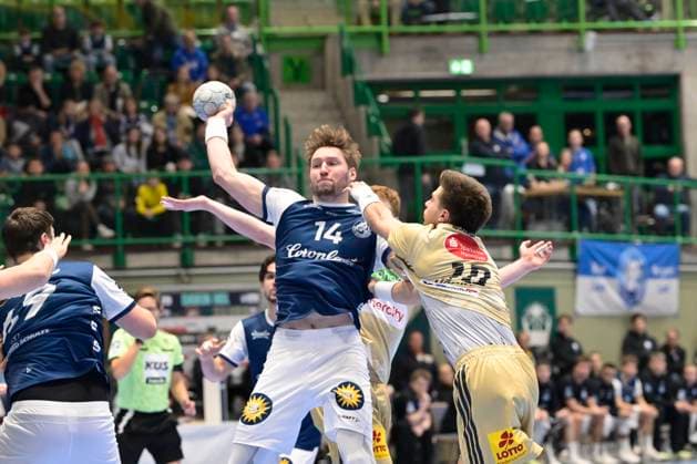 GER, DHB-Pokal - Achtelfinale, BHC06 - TSV Hannover-Burgdorf 5.11.2025,Wuppertal ,Unihalle, GER, DHB-Pokal - Achtelfinale BHC06 - TSV Hannover-Burgdorf DHB-Pokal - Achtelfinale regulations prohibit any use of photographs as image sequences and or quasi-video im Bild Gerdas Bararskas ( Bergischer HC 14 ) gegen Renars Uscins ( TSV Hannover-Burgdorf 10 ).