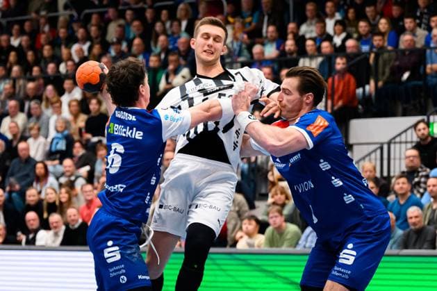 Balingen: DHB Pokal - Achtelfinale - HBW Balingen - THW Kiel v. li. im Zweikampf Mex Raguse (Balingen) und Nikola Bilyk (THW Kiel), Stefan Bauer (Balingen) Balingen Baden-Württemberg Deutschland
