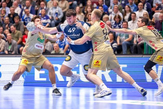 05.11.2025, Handball, Achtelfinale DHB-Pokal, Bergischer HC - TSV Hannover-Burgdorf, Unihalle Wuppertal: Aron Seesing (BHC 49) wird von Renars Uscins (TSV Hannover Burgdorf 10) Justus Fischer (TSV Hannover Burgdorf 54) und Marius Steinhauser (TSV Hannover Burgdorf 19) festgemacht Nordrhein-Westfalen Deutschland