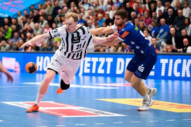 Balingen: DHB Pokal - Achtelfinale - HBW Balingen - THW Kiel v.li. Eric Johansson (THW Kiel), Georg Poehle (Balingen) Balingen Baden-Württemberg Deutschland