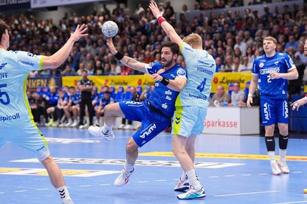 05.11.2025, xydrx, Handball, Achtelfinale DHB Pokal, TBV Lemgo Lippe - VfL Gummersbach, PHOENIX Contact-Arena: Tim Suton (TBV Lemgo Lippe 23) im Zweikampf gegen Ellidi Vidarsson (VfL Gummersbach 4) Nordrhein-Westfahlen Deutschland