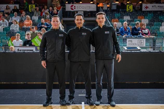 Basketball FIBA Europe Cup, Saison 2025 2026, Herren, Hauptrunde, Gruppenphase, 4. Spieltag, 05.11.2025, RASTA Vechta - CS Valcea 1924 Die Schiedsrichter vor der Partie Vechta RASTA Dome Niedersachsen Deutschland