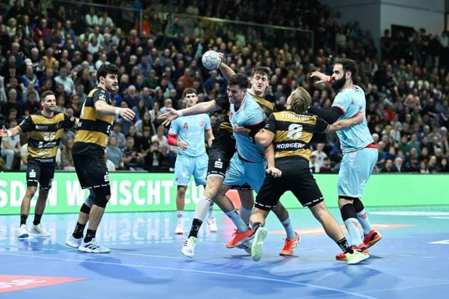 Alexandere Cavalcanti (MT Melsungen , 24) Viktor Petersen Norberg (HC Elbflorenz 2006, 8) HC Elbflorenz 2006 vs. MT Melsungen, DHB-Pokal Herren, Spielzeit 2025 2026, 05.11.2025 HC Elbflorenz 2006 vs. MT Melsungen, DHB-Pokal Herren, Spielzeit 2025 2026, 05.11.2025 Dresden Copyright: xEibner-Pressefoto xHoepnerx EP_PHR