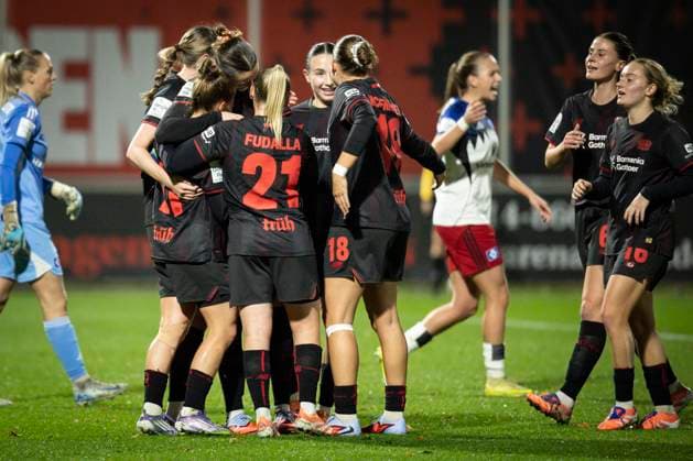Frauen Fußball-Bundesliga; Bayer 04 Leverkusen - Hamburger SV, 05.11.2025 Torjubel nach dem 1:0 durch Kristin Kögel (Bayer 04 Leverkusen, 11); Bayer 04 Leverkusen - Hamburger SV an Spieltag 9 der Google Pixel Frauen-Bundesliga am 05.11.2025 im Ulrich-Haberland-Stadion in Leverkusen (Nordrhein-Westfalen). DFL REGULATIONS PROHIBIT ANY USE OF PHOTOGRAPHS AS IMAGE SEQUENCES AND OR QUASI-VIDEO. Copyright: xBEAUTIFULxSPORTS AxelxKohringx