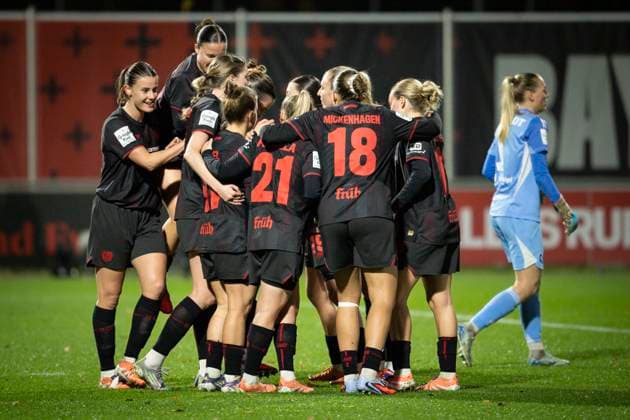 Frauen Fußball-Bundesliga; Bayer 04 Leverkusen - Hamburger SV, 05.11.2025 Torjubel nach dem 1:0 durch Kristin Kögel (Bayer 04 Leverkusen, 11); Bayer 04 Leverkusen - Hamburger SV an Spieltag 9 der Google Pixel Frauen-Bundesliga am 05.11.2025 im Ulrich-Haberland-Stadion in Leverkusen (Nordrhein-Westfalen). DFL REGULATIONS PROHIBIT ANY USE OF PHOTOGRAPHS AS IMAGE SEQUENCES AND OR QUASI-VIDEO. Copyright: xBEAUTIFULxSPORTS AxelxKohringx