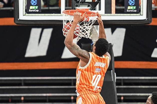 6. Spieltag BKT Euro Cup; Ratiopharm Ulm gegen London Lions, Ratiopharm Arena Ulm 07.11.2025 Malik Osborne (Ratiopharm Ulm, 10) macht den Korb Ulm 07.11.2025 - 6. Spieltag BKT EuroCup, Ratiopharm Ulm gegen London Lions, Ratiopharm Arena Ulm Copyright: xBEAUTIFULxSPORTS Märklx