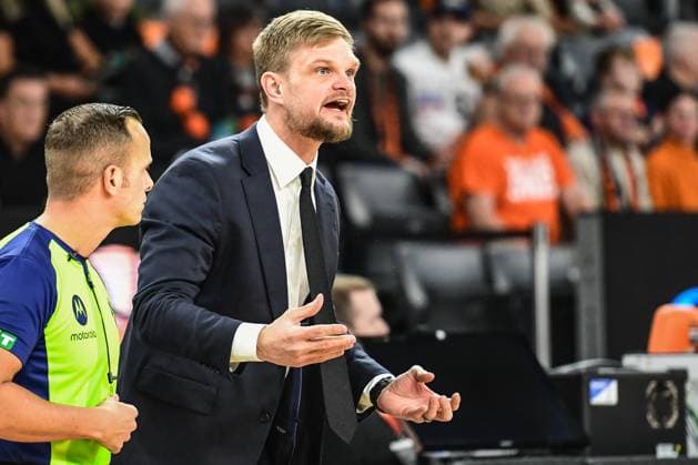 6. Spieltag BKT Euro Cup; Ratiopharm Ulm gegen London Lions, Ratiopharm Arena Ulm 07.11.2025 Chief Coach Tautvydas Sabonis (London Lions) Ulm 07.11.2025 - 6. Spieltag BKT EuroCup, Ratiopharm Ulm gegen London Lions, Ratiopharm Arena Ulm Copyright: xBEAUTIFULxSPORTS Märklx