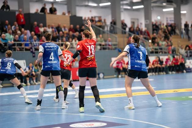 HSG Blomberg-Lippe (GER) vs. SV Union Halle-Neustadt (GER), Handball, DHB-Pokal Frauen, Viertelfinale, 05.11.2025, Saision 2025 2026, Blomberg Lucy Strauchmann (SV Union Halle-Neustadt, 78) beim Spielaufbau Blomberg Sporthalle an der Ulmenallee Deutschland