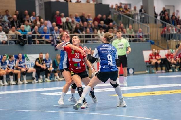 HSG Blomberg-Lippe (GER) vs. SV Union Halle-Neustadt (GER), Handball, DHB-Pokal Frauen, Viertelfinale, 05.11.2025, Saision 2025 2026, Blomberg Marie Polakova (SV Union Halle-Neustadt, 23) (mitte) versucht sich gegen v.l. Laura Rueffieux (HSG Blomberg-Lippe, 03) und Nieke Kuehne (HSG Blomberg-Lippe, 09) durchzusetzen Blomberg Sporthalle an der Ulmenallee Deutschland