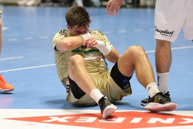 GER, 1.DHB-Pokal, Achtelfinale, bergischer HC vs. TSV Hannover-Burgdorf, 05.11.2025, Unihalle, Wuppertal, GER, 1.DHB-Pokal, Achtelfinale, bergischer HC vs. TSV Hannover-Burgdorf, , im Bild: Renars Uscins (TSV Hannover-Burgdorf 10), ist verletzt Schmerzen Verletzung,