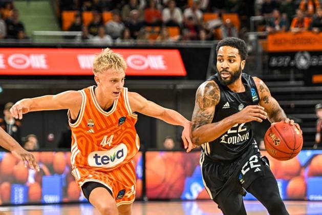 GER, EuroCup, ratiopharm Ulm vs London Lions 05.11.2025, ratiopharm arena, Neu-Ulm, GER, EuroCup, ratiopharm Ulm vs London Lions, im Bild Teo Milicic (Ulm, 44), Tarik Philipp (London, 22)